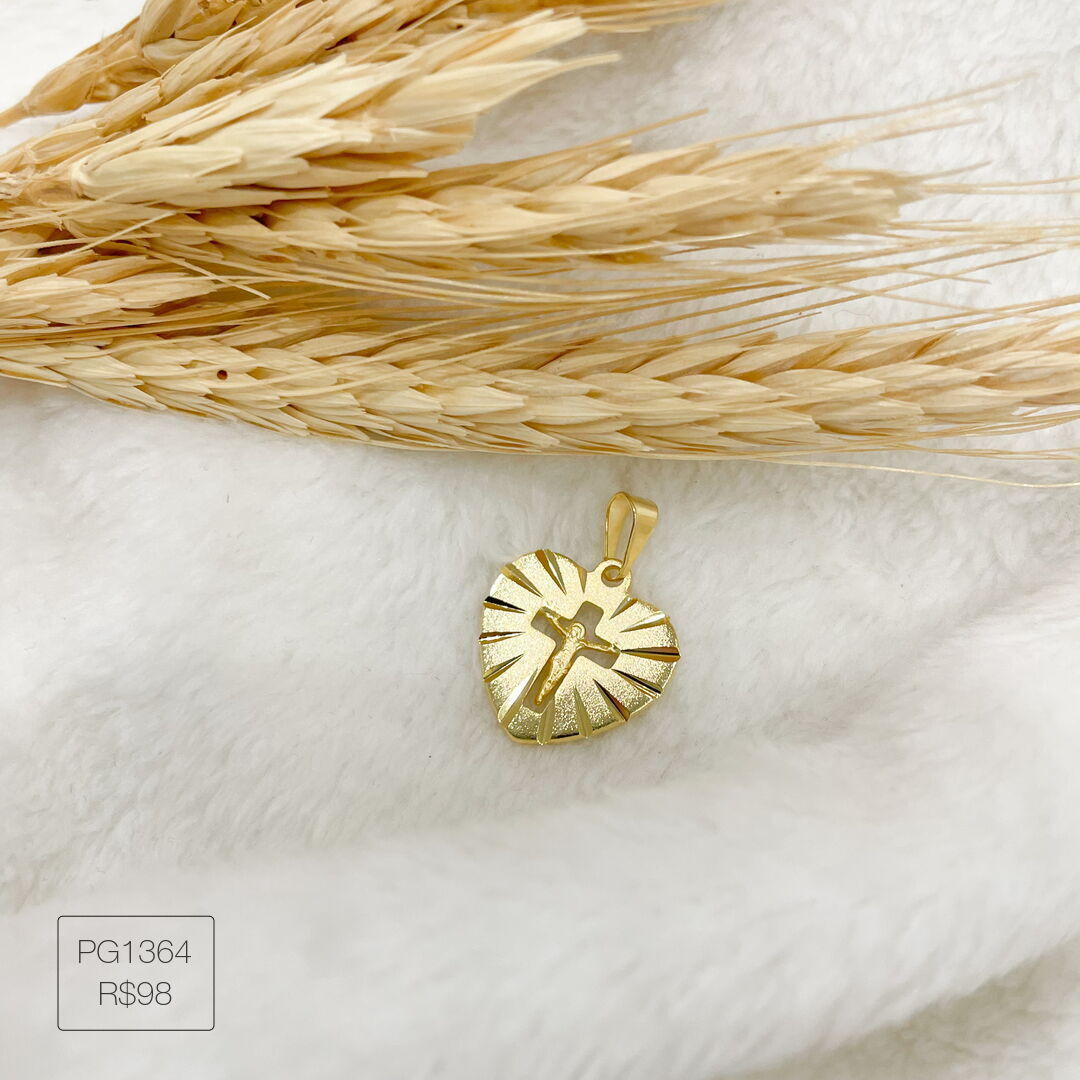 Pingente Jesus Crucificado no Coração Liso Dourado